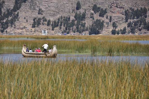 Pescadores Uros das Islas Flotantes, perto de Puno, no Peru